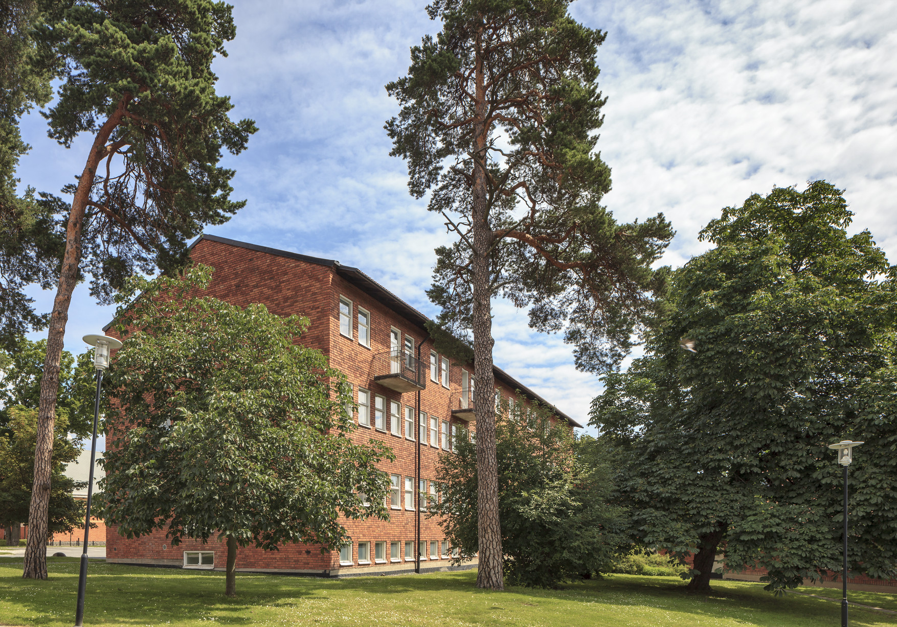 Stockholms universitet, Kräftriket. Tegelfasad och grönska runt om.